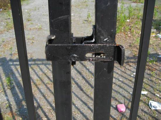 Gate without locks