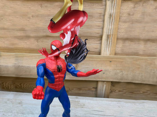 Spider Woman kiss !